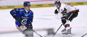 Martin Hanzl z Vítkovic na puku, stínuje jej Mark Pysyk ze Sparty