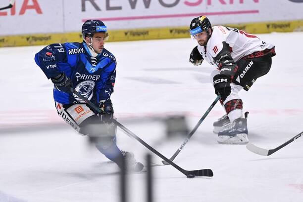 Martin Hanzl z&nbsp;Vítkovic na puku, stínuje jej Mark Pysyk ze Sparty