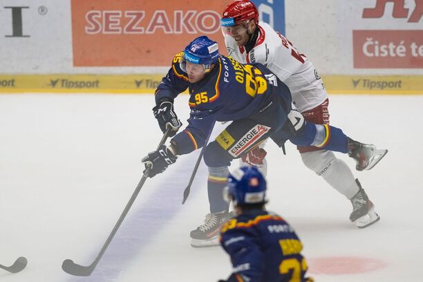 Hokejisté Nick Olesen a&nbsp;Miloš Roman v&nbsp;zápase České Budějovice vs. Třinec v&nbsp;Tipsport extralize 2025/26. Motor a&nbsp;Oceláři spolu hrají i&nbsp;dnes.