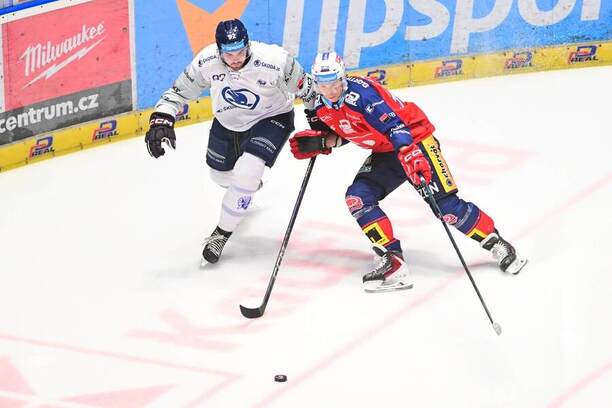 Michal Teplý z&nbsp;Plzně v&nbsp;souboji o&nbsp;puk s&nbsp;Janem Košťálkem, obráncem Pardubic