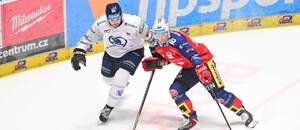 Michal Teplý z Plzně v souboji o puk s Janem Košťálkem, obráncem Pardubic