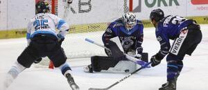 Ostravský gólman Dominik Hrachovina zasahuje, fotka z extraligového utkání