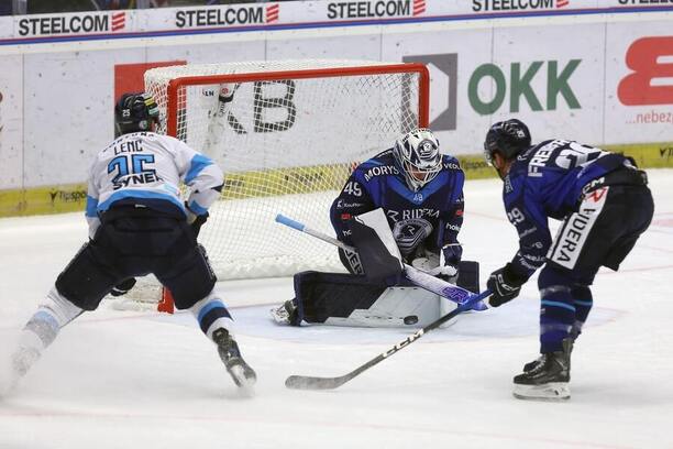 Ostravský gólman Dominik Hrachovina zasahuje, fotka z&nbsp;extraligového utkání