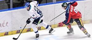 Jaromír Jágr a Ondřej Mikliš v minulém utkání Kladna s Pardubicemi