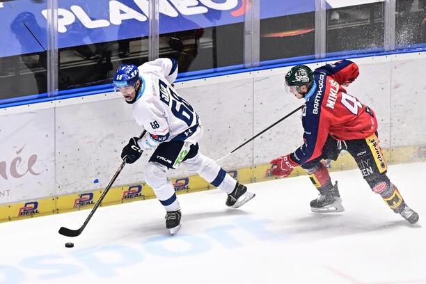 Jaromír Jágr a&nbsp;Ondřej Mikliš v&nbsp;minulém utkání Kladna s&nbsp;Pardubicemi