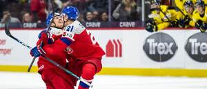 Eduard Šalé se raduje po vítězství české reprezentace na hokejovém MS juniorů U20 2025