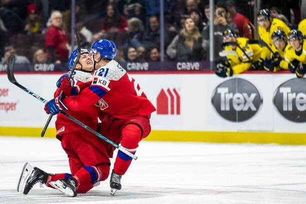 Eduard Šalé se raduje po vítězství české reprezentace na hokejovém MS juniorů U20&nbsp;2025