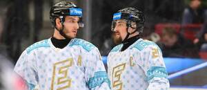 Vánoční dresy Karlových Varů. Na fotce ofenzivní duo Ondřej Beránek (vlevo) a Jiří Černoch