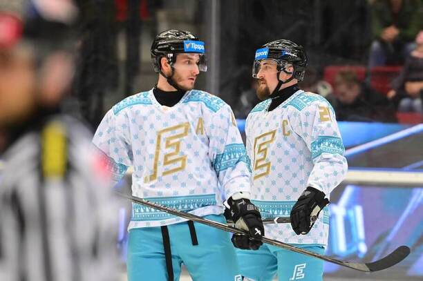 Vánoční dresy Karlových Varů. Na fotce ofenzivní duo Ondřej Beránek (vlevo) a&nbsp;Jiří Černoch