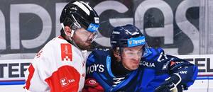 Olomoucký Rok Macuh (vlevo) a vítkovický Chad Yetman, fotka z extraligového duelu Vítkovice vs. Olomouc