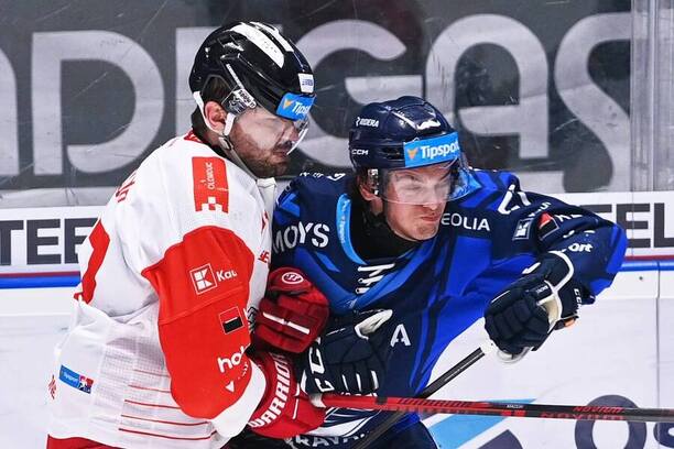 Olomoucký Rok Macuh (vlevo) a&nbsp;vítkovický Chad Yetman, fotka z&nbsp;extraligového duelu Vítkovice vs. Olomouc