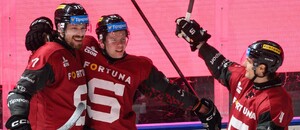 Hokejisté Sparty Praha se radují z gólu. Dnes nastoupí na Spengler Cupu proti Fribourgu.