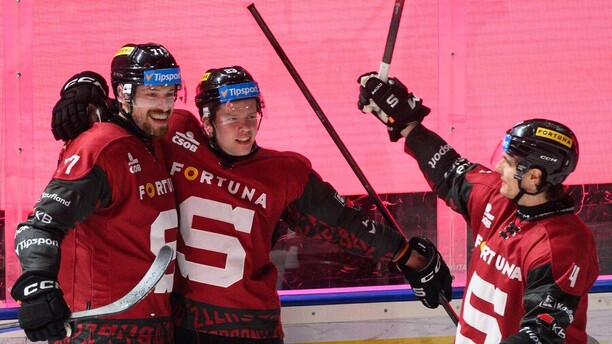 Hokejisté Sparty Praha se radují z&nbsp;gólu. Dnes nastoupí na Spengler Cupu proti Fribourgu.