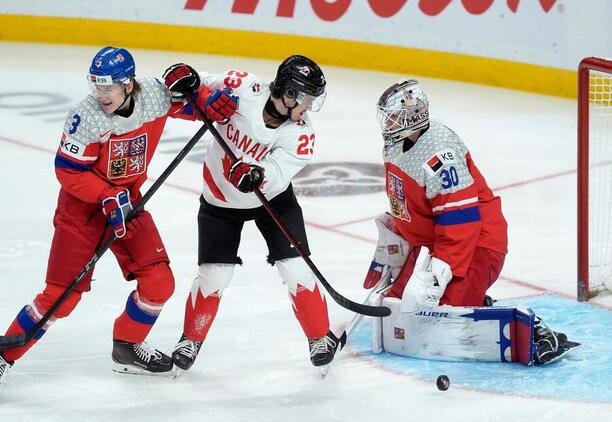 Česká hokejová reprezentace do 20 let v&nbsp;zápase proti Kanadě. Na posledním MSJ ji porazila, dnes se oba týmy střetnou znovu.