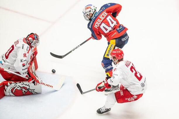 Patrik Poulíček z&nbsp;Pardubic v&nbsp;akci proti Třinci v&nbsp;minulém vzájemném duelu Tipsport extraligy