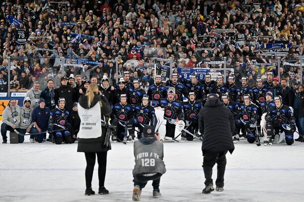 Týmová fotka klubu HC Fribourg-Gotteron, momentka ze Spengler Cupu 2025