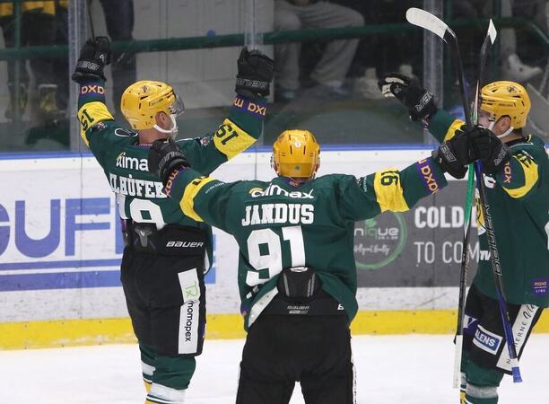 Vsetínští hráči Tomáš Jandus, Pavel Klhůfek a&nbsp;Vít Jonák se radují po vstřelení gólu