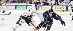 Filip Chlapík ze Sparty (vlevo) v souboji se Simonem Seilerem z Fribourgu v utkání Spengler Cupu 2025