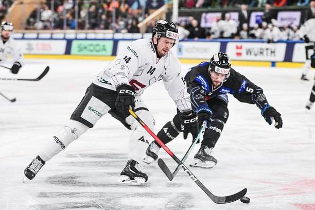 Filip Chlapík ze Sparty (vlevo) v&nbsp;souboji se Simonem Seilerem z&nbsp;Fribourgu v&nbsp;utkání Spengler Cupu 2025