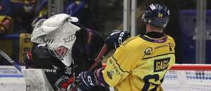 Michal Gago cloní Pavlu Jekelovi, fotka z utkání Zlín vs. Chomutov v minulé sezoně