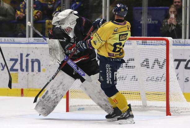 Michal Gago cloní Pavlu Jekelovi, fotka z&nbsp;utkání Zlín vs. Chomutov v&nbsp;minulé sezoně