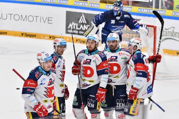 Hráči Pardubic se radují z&nbsp;gólu proti Kometě Brno v&nbsp;utkání Tipsport extraligy