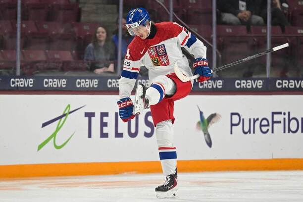 Český juniorský reprezentant Václav Nestrašil slaví gól do sítě Dánska