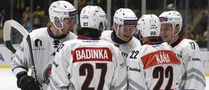 Hokejisté Chomutova se mezi sebou radí, fotka z utkání Chomutov vs. Zlín