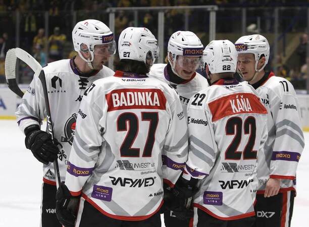 Hokejisté Chomutova se mezi sebou radí, fotka z&nbsp;utkání Chomutov vs. Zlín