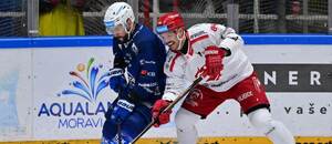 23. kolo TELH 2025/26: Na fotce zleva útočník Komety Lukáš Cingeľ a Tomáš Kundrátek, obránce Třince