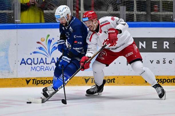 23. kolo TELH 2025/26: Na fotce zleva útočník Komety Lukáš Cingeľ a&nbsp;Tomáš Kundrátek, obránce Třince