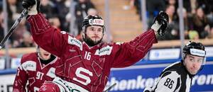 Hokejista Sparty Martins Dzierkals se raduje z gólu ve čtvrtfinále Spengler Cupu 2025, dnes Sparta Praha hraje semifinále.