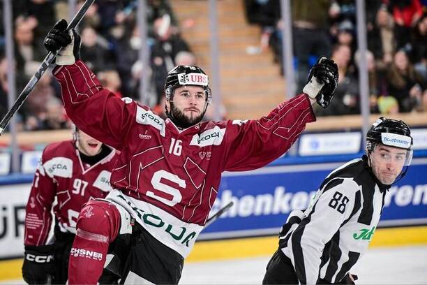 Hokejista Sparty Martins Dzierkals se raduje z&nbsp;gólu ve čtvrtfinále Spengler Cupu 2025, dnes Sparta Praha hraje semifinále.