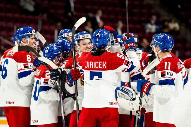 Čeští reprezentanti po výhře nad Finskem na MS v hokeji juniorů 2026. Už dnes se rozhodne, s kým Češi hrají čtvrtfinále.