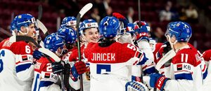 Čeští reprezentanti po výhře nad Finskem na MS v hokeji juniorů 2026. Už dnes se rozhodne, s kým Češi hrají čtvrtfinále.