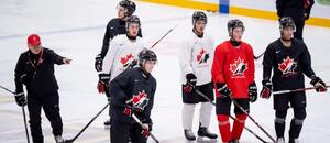 Kanadští junioři na tréninku během volného dne na MS v hokeji U20 2026