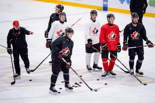 Kanadští junioři na tréninku během volného dne na MS v hokeji U20 2026