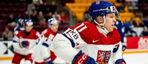 Český útočník Matěj Kubiesa po úvodním gólu v zápase MS juniorů 2026 proti Finsku. Dnes Česko hraje s Lotyšskem.