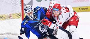 Souboj mezi Vítkovicemi a Třincem. Na fotce vítkovický brankář Dominik Hrachovina a Oscar Flynn, forvard Ocelářů