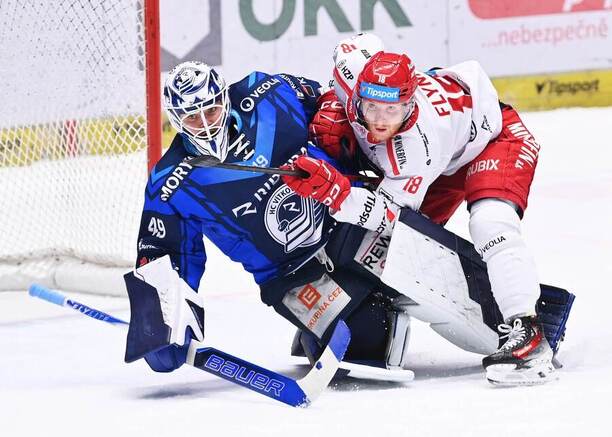 Souboj mezi Vítkovicemi a Třincem. Na fotce vítkovický brankář Dominik Hrachovina a Oscar Flynn, forvard Ocelářů