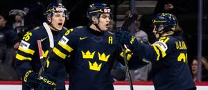 Radost švédských hokejistů po gólu do švýcarské branky