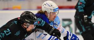 Na fotce útočník Karlových Varů Jiří Černoch (vlevo) v souboji s brněnským obráncem Filipem Králem