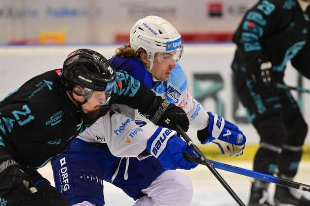 Na fotce útočník Karlových Varů Jiří Černoch (vlevo) v&nbsp;souboji s&nbsp;brněnským obráncem Filipem Králem