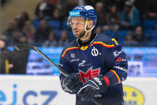 Českobudějovický obránce Jan Štencel v&nbsp;duelu proti Kladnu