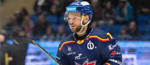 Českobudějovický obránce Jan Štencel v duelu proti Kladnu