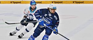 Kristián Pospíšil z Komety na puku, za ním Tristen Robins z Kladna