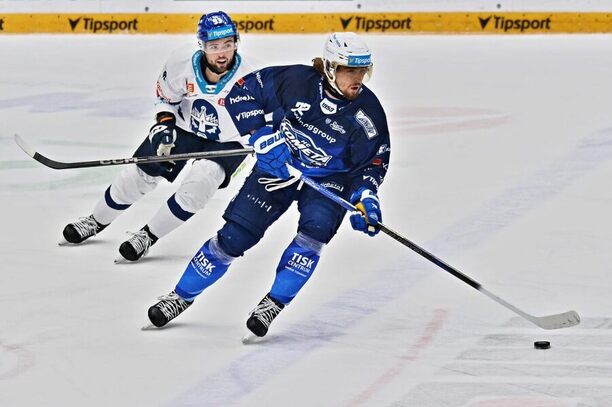 Kristián Pospíšil z&nbsp;Komety na puku, za ním Tristen Robins z&nbsp;Kladna