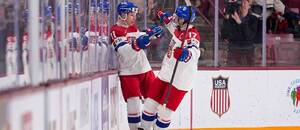 Matěj Kubiesa (vlevo) spolu s Petrem Sikorou oslavují gól