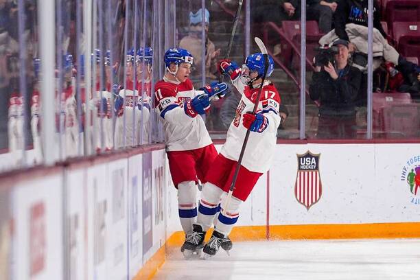 Matěj Kubiesa (vlevo) spolu s&nbsp;Petrem Sikorou oslavují gól