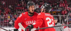 Zayne Parekh (vlevo) je nejproduktivnějším obráncem i hráčem MS juniorů 2026